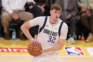 表现稳定！弗拉格上半场8投4中 砍下11分4篮板2助攻