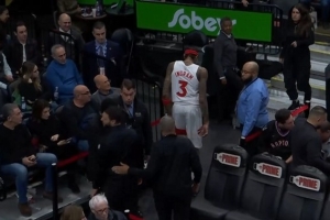 腿不舒服？第三节未打完英格拉姆低头返回更衣室 之后回到场边