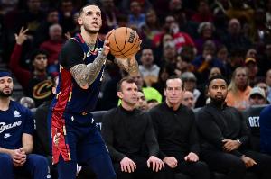 铁出天际！朗佐·鲍尔9投1中&三分8中1 得到3分7篮板2助攻2抢断