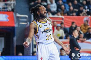 外线没谱！辽宁半场全队三分10中2 命中率仅有20%