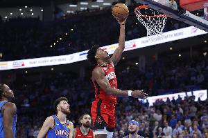 重拿轻放！阿门篮下接球纵跳 双手折叠躲过防守将球放进篮筐