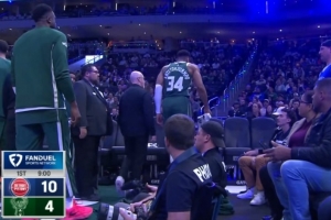 望无大碍！字母哥跑动中坐到地上 缓了一会起身走回更衣室