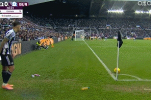 神仙球😱吉马良斯主罚角球直接破门！纽卡1-0领先伯恩利