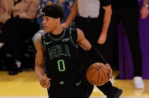 没心态了！费尔斯16中4得14分5助 球队落后18分飙压哨中投还铁了