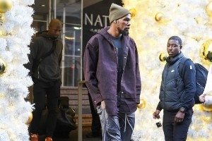 做客达拉斯！火箭众将上街LOOK 杜兰特休闲风气质真的独一档