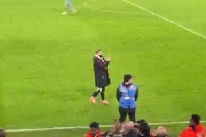 未来成疑！萨拉赫赛后独自停留在场边，并向球迷长时间鼓掌挥手