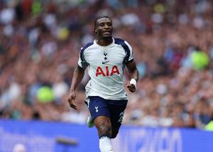 库杜斯本赛季英超完成45次成功过人，与多库并列最多