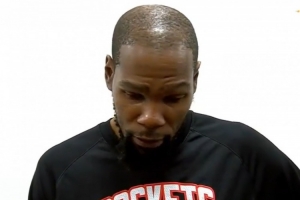 杜兰特：打控卫限制了弗拉格发挥 现在他更全面了&我喜欢他的比赛