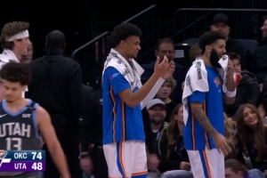 窒息防守！卡森·华莱士逼抢生断一个 可惜维金斯空接超时了