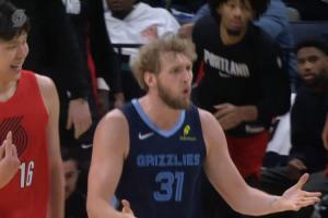 😂笑死！灰熊出界 杨瀚森边笑边摇手指 示意兰代尔“你挑战啊”