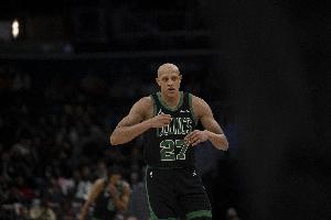 活力十足！凯尔特人连续冲抢前场篮板补篮得手 开局15-5领先猛龙