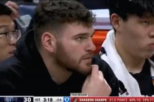 表现不理想！转播镜头给到克林根 杨瀚森在一旁抿嘴&表情严肃