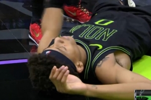 用力过猛！费尔斯强攻撞飞防守 被吹进攻犯规