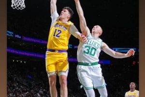 拉拉维亚滑翔单臂劈扣！蒂耶罗调侃：他跳得最高的一次😂