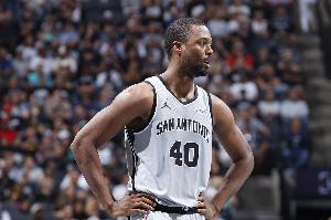 外线有谱！上半场巴恩斯三分7中4拿14分 尚帕尼三分5中3得10分