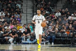 复出状态火热！福克斯快攻长传助卡斯尔上篮 后者开局已拿6分！