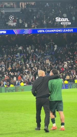 赢球心情大好📹瓜帅赛后揽着谢尔基说悄悄话，两人多次拥抱致意