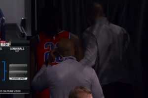 望无大碍！卡森·华莱士与马威相撞有些受伤 故意犯规后回更衣室