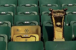 感人！国安将足协杯冠军献给已逝球迷杨雪❄️金色座椅与奖杯并肩