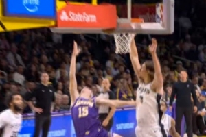 很坚决！里夫斯冲击篮筐 倚住奥利尼克强攻打中