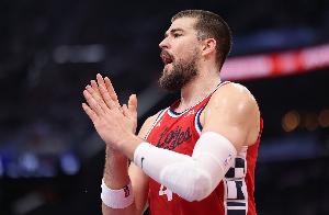 祖尼尔都带不动！祖巴茨14中13爆砍33分7板2帽 正负值+9全队最高