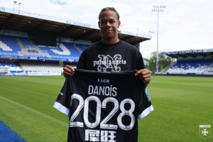 跟队记者：纽卡关注21岁欧塞尔中场达努瓦，樱桃曾报1000万镑被拒