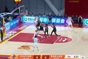 冲击力十足！米奇接球顺下 双手暴扣打进加罚