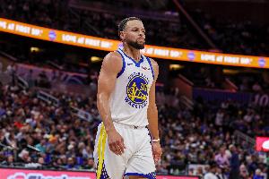 复出状态很好！库里上半场10中5得16分4板3助 三分5中2