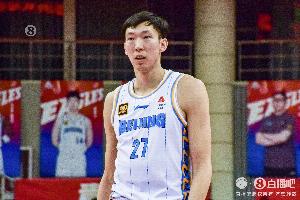 双拳敌四手！贾尔斯单节4中4砍9分 勉力抗衡首钢五虎合计26分