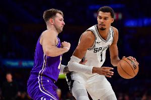 Shams：文班本想打湖人复出但被马刺按住了 目前已通过所有测试