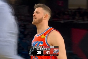 招牌绝技！哈滕弧顶接球 带一步高抛空心命中打停马刺