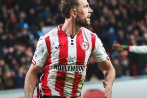 迎英格兰赛场600场里程碑之战，亨德森打进加盟“小蜜蜂”处子球