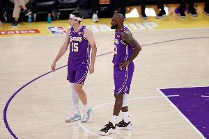 雷迪克：里夫斯缺阵将改变轮换 将对詹姆斯的使用方式进行调整