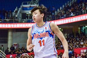 媒体人：当下这个极快的比赛节奏里 新疆没有一个绝对的进攻强点