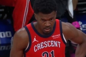 年轻人就是虎！贝勾手不中 奎因飞身隔着两人完成补扣&鹈鹕反超