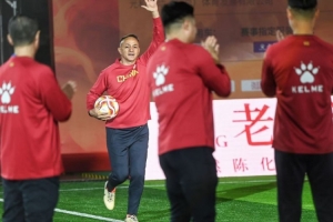 泰山功勋外援巴力斯塔表演赛破门：找到当年和宿茂臻搭档的感觉