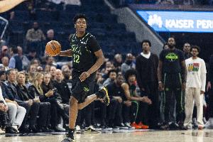 成长是需要代价的！奎因半场送出5助攻&有4次失误 另有2分4板1帽