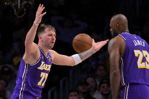 最后詹姆斯丢技犯罚球！雷迪克：还以为东契奇会罚 应该卢卡罚的