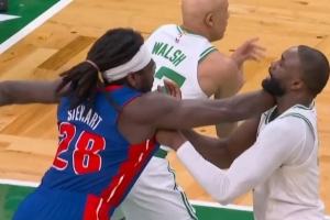 火气十足！斯图尔特和杰伦·布朗卡位互相推搡 双方皆吃T！