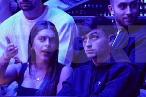 中场大师的眼光👀佩德里与绯闻女友亮相，后者身材姣好身份神秘