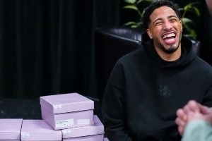 校友福利！哈利伯顿给高中母校篮球队送上专属PE球鞋！