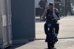 发福利啦！东契奇训练后为全队送上圣诞礼物电动车 本人亲自试骑