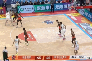 眼疾手快！高诗岩抢断反击送助攻 鲍威尔上篮率队反超打停四川