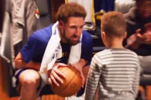 绷不住🥹库里父子看独行侠比赛 卡农：克莱在打球 你为什么在这