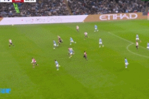 曼城2球领先！萨维尼奥奔袭射门折射入网