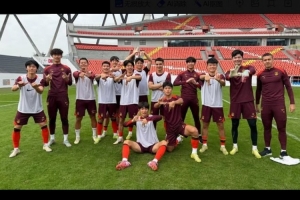 黄博文晒与多位U22国脚合影：跟各队太子的合影