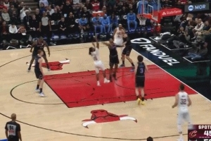 球都到镜头外了！加兰突破超高弧线抛进两分