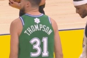 有情况？克莱登场之后 小佩顿竟在众目睽睽之下拍了下他的屁股