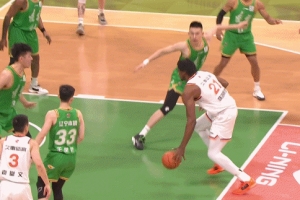 亏大了！怀特塞德单臂暴扣被张陈治锋扫到脸部 罚球两罚全丢