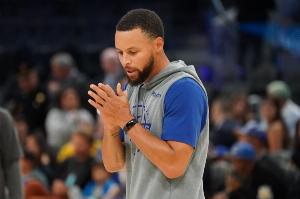 库里：我热身几乎从不戴耳机 我想要让自己在喧闹环境中保持专注